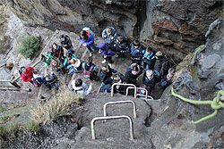 Schulklasse vor dem Klettersteig